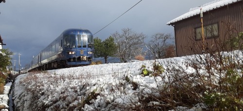 20250108_093232おおい電車　どこへ行くんだいわたしはここにいる